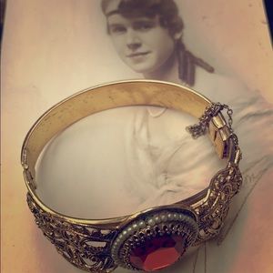 Vintage Goldtone Bracelet with big Rhinestone